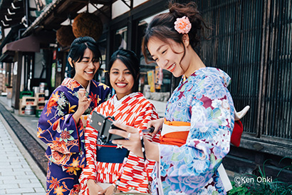 DELICIOUS JAPANESE IN KIMONO