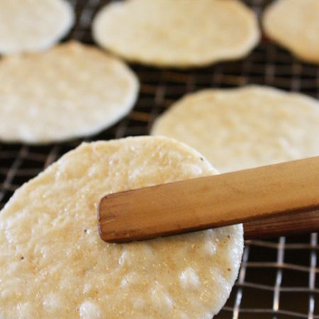 富山米100％　しろえびせんべい手焼き体験