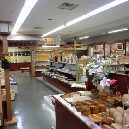 道の駅井波　いなみ木彫りの里創遊館