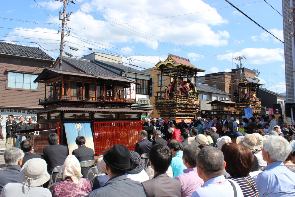 『観覧席』で城端曳山祭をじっくりと楽しみませんか？