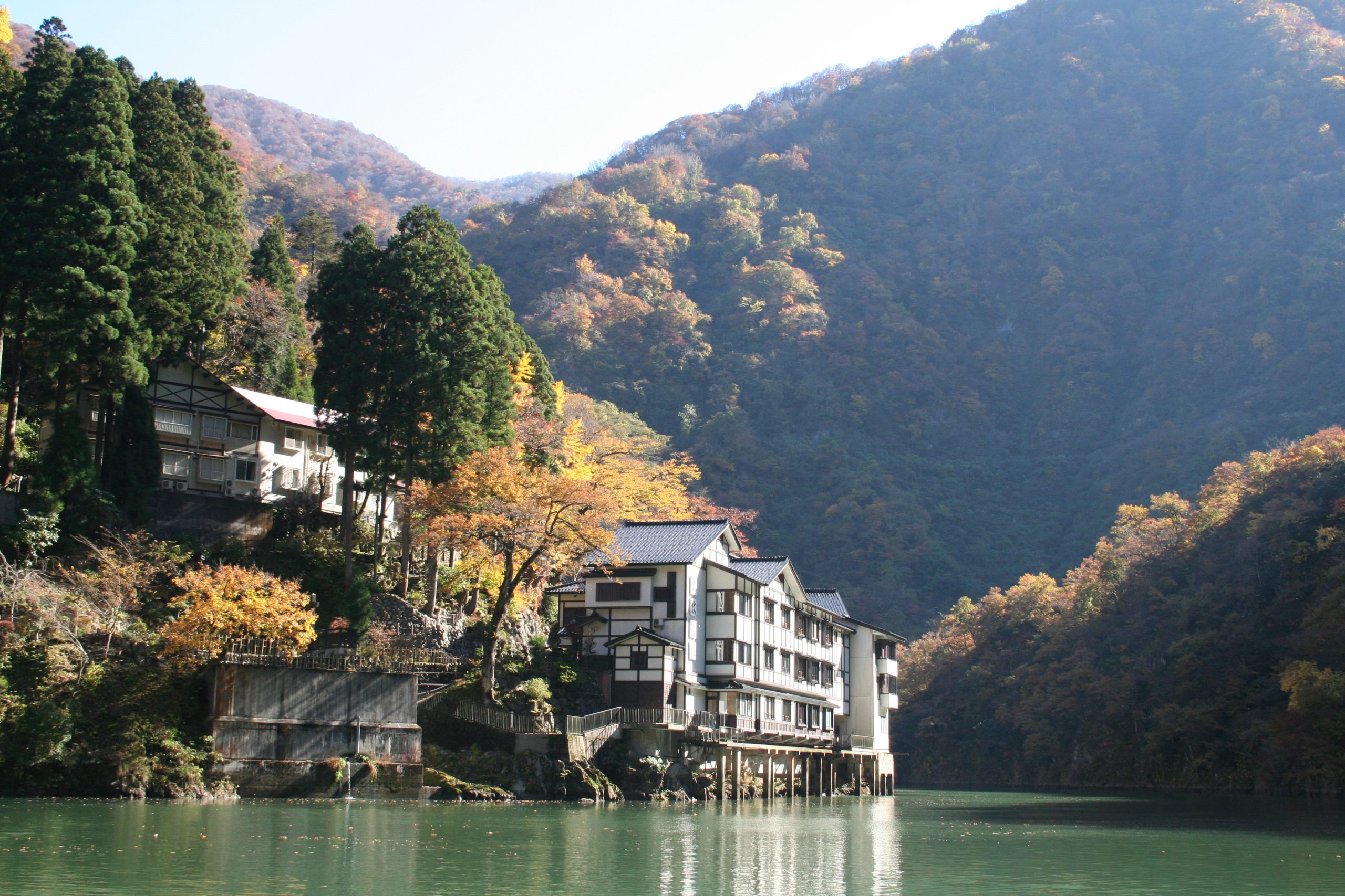 絶景の秘湯と木彫りのまちを巡る 井波・庄川峡１泊２日